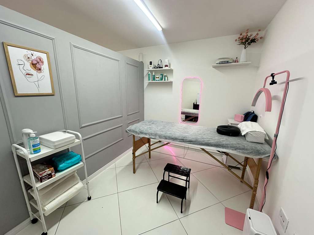 Sala de tratamento da MSS Estética - ambiente completo