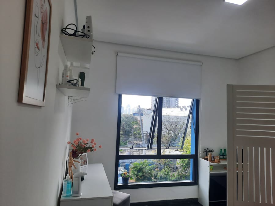 Detalhe da clínica: janela com vista e flores